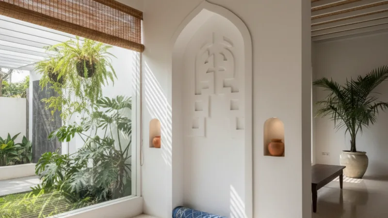 Mihrab minimalis modern di rumah Indonesia dengan nuansa putih bersih dan pencahayaan hangat